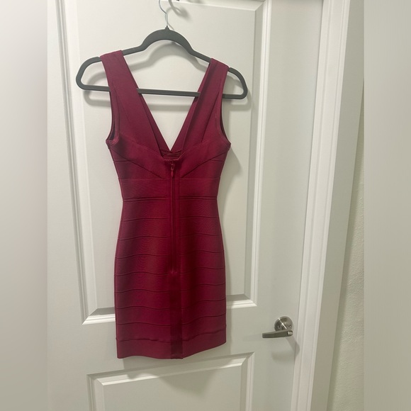 Hervé Léger
V-Neck Bandage Bodycon Dress - Picture 3 of 4